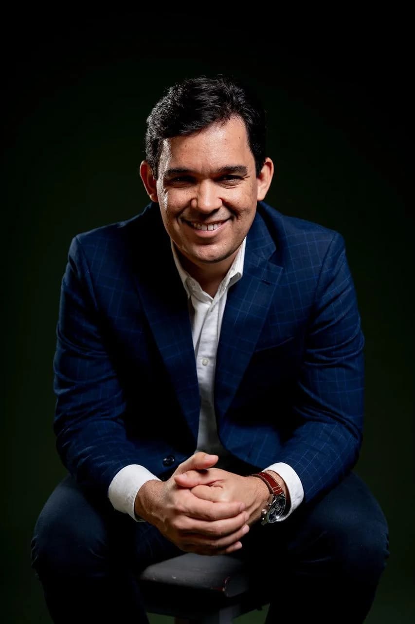 Gustavo, CEO da Sofe, retrato em estúdio